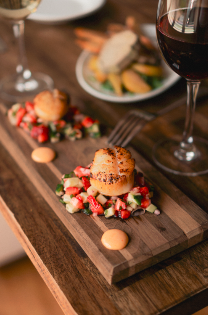 Verre de vin à côté d'une entrée gastronomique