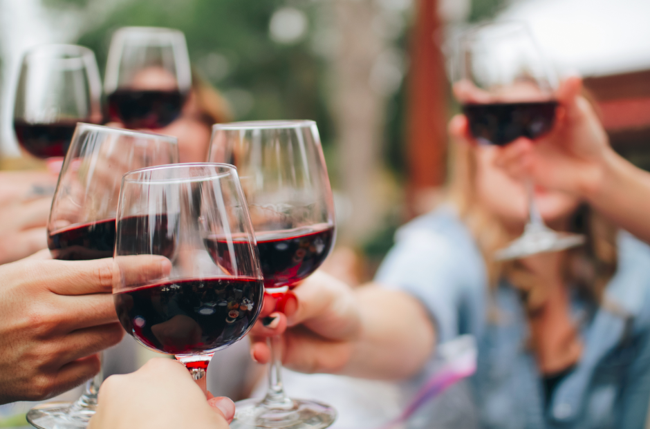 Amis en train de trinquer lors d'un repas avec des verres de vin