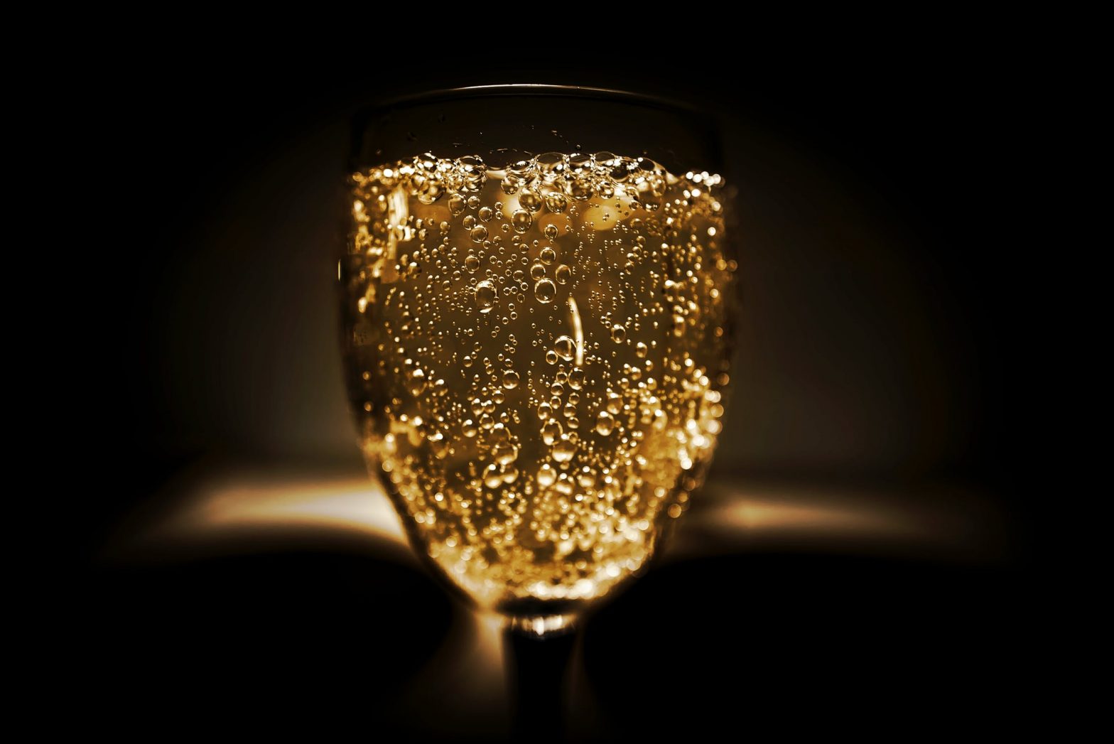 Gros plan d'un verre de champagne